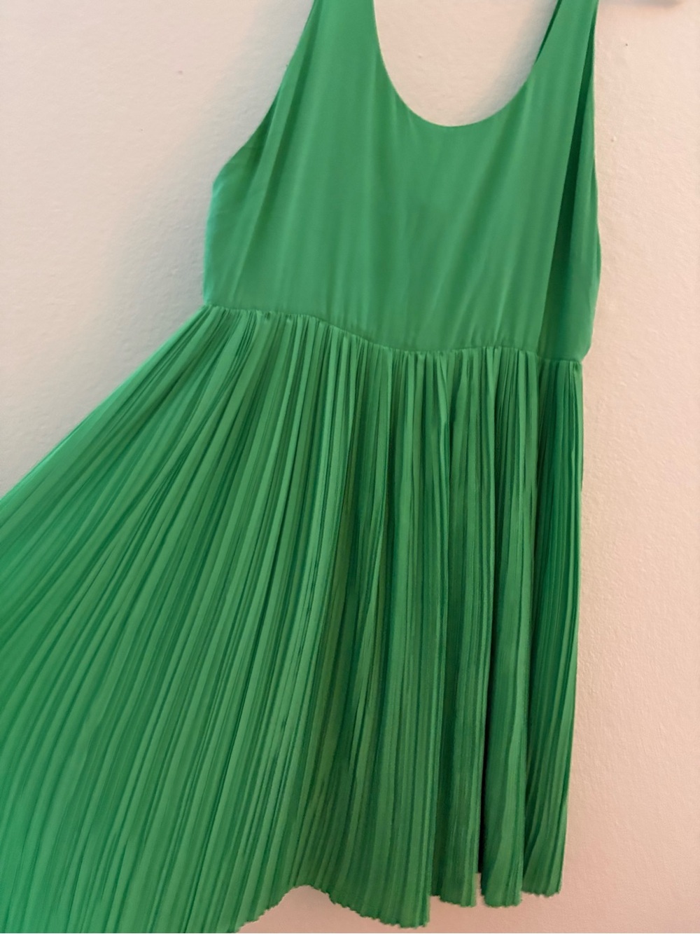 Alice + Olivia Bright Green Silk Pleated Backless Cocktail Dress - Picture 7 of 12